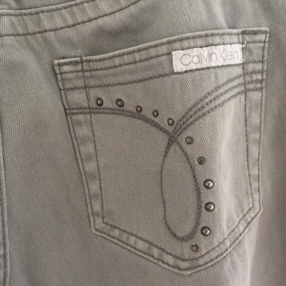 Calvin Klein Light Green Capri Style Jeans with Studded Pockets: Women's 8 - Picture 3 of 4